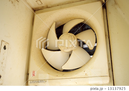 大掃除前の換気扇 13137925