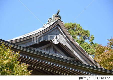 青空･樹木･寺の屋根（高尾山･薬王院 有喜寺／東京都八王子市高尾町） 13138472