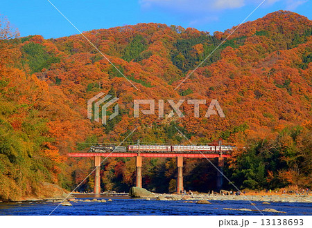 紅葉と秩父鉄道のSL 13138693