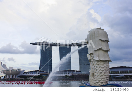 マーライオンとマリーナベイサンズ 13139440