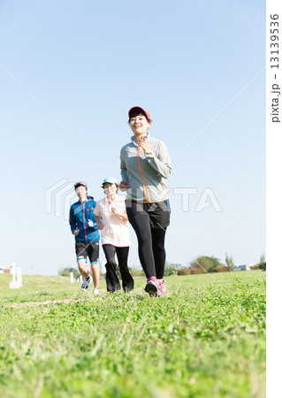 ランニングする人 ランニングする人 13139536