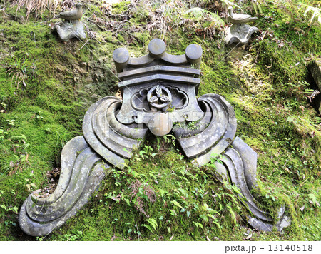 四国霊場第31番札所「五台山竹林寺」大師堂の、向かって右側の土手に埋め込まれた、土佐柏の家紋入りの鬼瓦 13140518