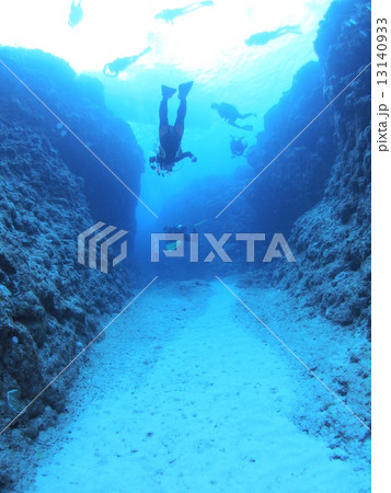 海中に出来た水路とダイバー 13140933