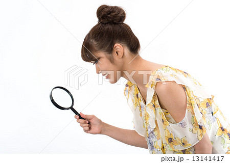 ルーペを持つ女性 13141417