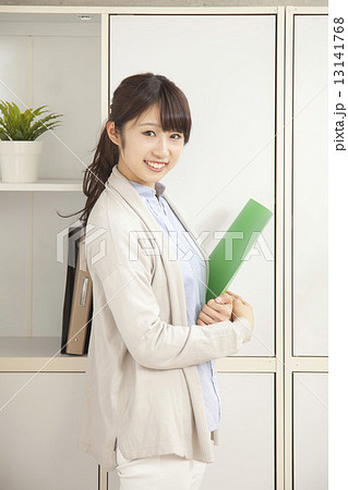 バインダーをもった女性 バインダーをもった女性 13141768