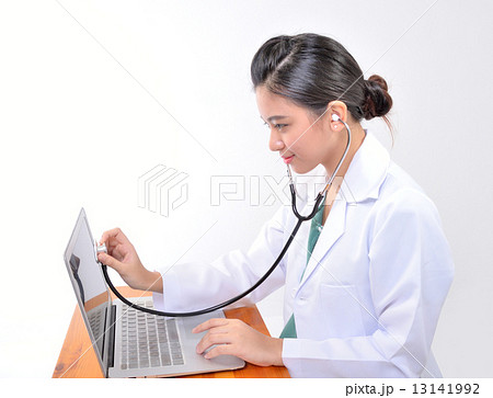 Doctor on laptop 13141992