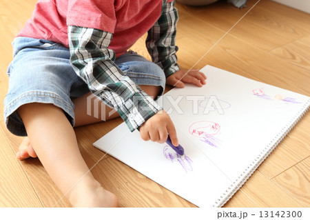 お絵描きする子供の手 13142300