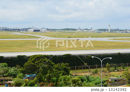 「道の駅かでな」から見た「アメリカ空軍･嘉手納基地」（沖縄県中頭郡嘉手納町） 13142392