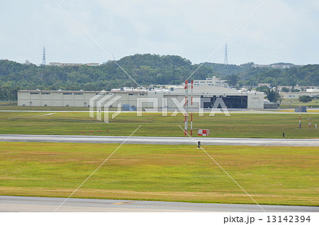 「道の駅かでな」から見た「アメリカ空軍･嘉手納基地」（沖縄県中頭郡嘉手納町） 13142394