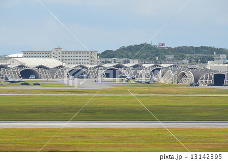 「道の駅かでな」から見た「アメリカ空軍・嘉手納基地」(沖縄県中頭郡嘉手納町) 「道の駅かでな」から見た「アメリカ空軍・嘉手納基地」(沖縄県中頭郡嘉手納町) 13142395