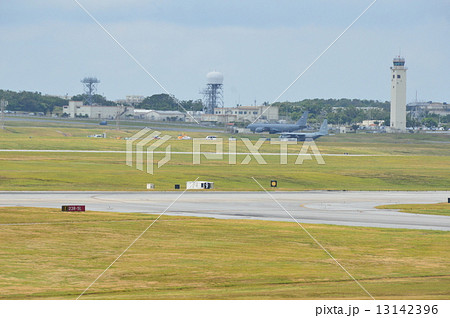 「道の駅かでな」から見た「アメリカ空軍・嘉手納基地」(沖縄県中頭郡嘉手納町) 「道の駅かでな」から見た「アメリカ空軍・嘉手納基地」(沖縄県中頭郡嘉手納町) 13142396