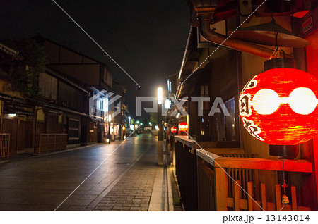 夜の花見小路通の写真素材
