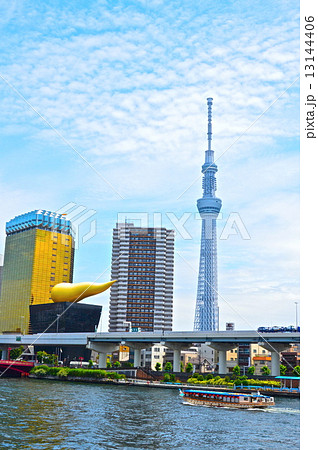 アサヒビールタワー(左)･スーパードライホール(手前)･スカイツリー(右)（吾妻橋 東詰／東京都墨田区吾妻橋） 13144406