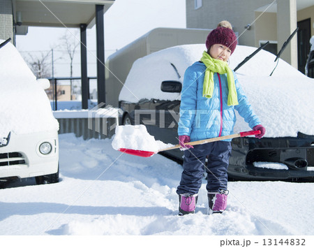 雪かきをする子ども 13144832