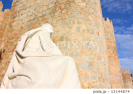 アビラの城壁　アルカサル門と聖女テレサ像 13144874