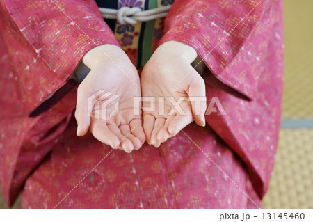 着物を着た女性の掌 13145460