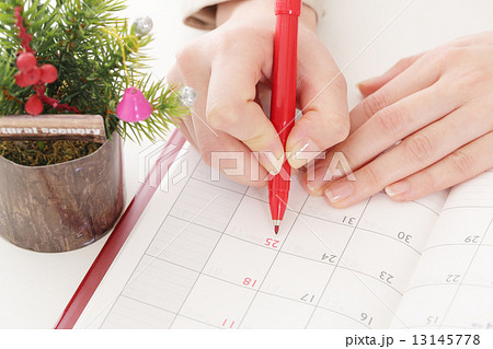 記しをつける女性のボディパーツ 記しをつける女性のボディパーツ 13145778