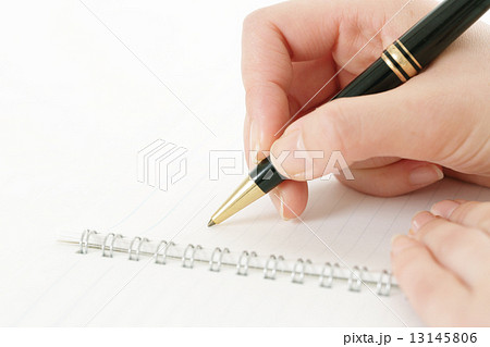 手帳に書き込む女性の手 13145806