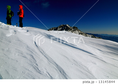 八ヶ岳連峰・阿弥陀岳山頂の登山者と赤岳 八ヶ岳連峰・阿弥陀岳山頂の登山者と赤岳 13145844