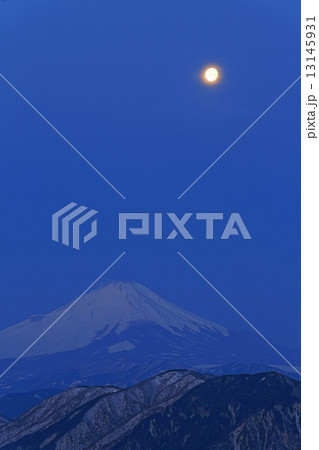 丹沢山地・三ノ塔から見る黎明の富士山と残月 丹沢山地・三ノ塔から見る黎明の富士山と残月 13145931