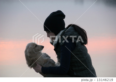 ミドル女性＆愛犬 13146219