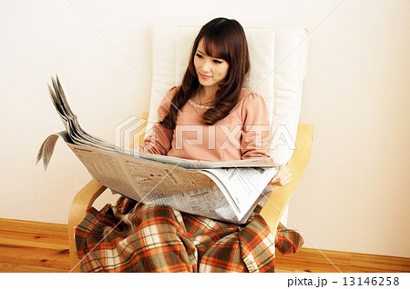 部屋でくつろぐ若い女性 13146258