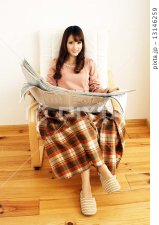 部屋でくつろぐ若い女性 13146259