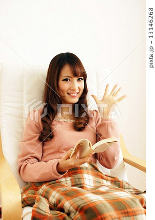 部屋でくつろぐ若い女性 部屋でくつろぐ若い女性 13146268