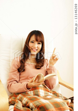 部屋でくつろぐ若い女性 13146269