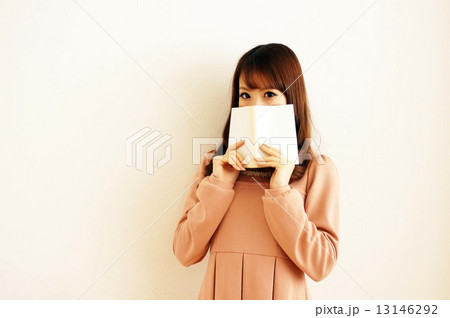本を読む若い女性 13146292