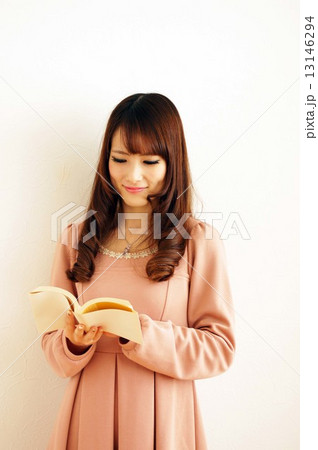 本を読む若い女性 本を読む若い女性 13146294