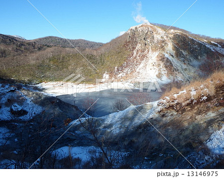 下に大湯沼を従え活発な噴火活動を続けている日和山。 13146975