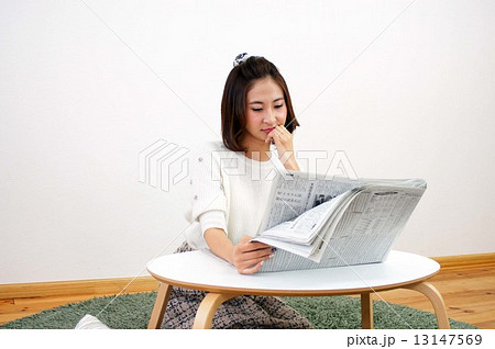 新聞を読む若い女性 新聞を読む若い女性 13147569