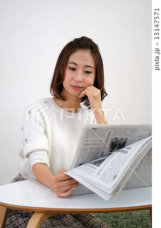 新聞を読む若い女性 新聞を読む若い女性 13147571
