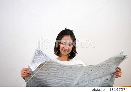 新聞を読む若い女性 13147574