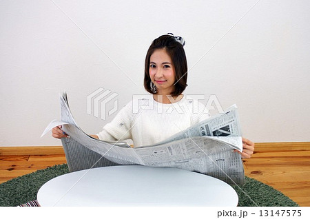 新聞を読む若い女性 13147575