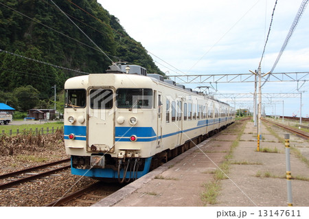 市振駅を発つ北陸本線413系電車 13147611