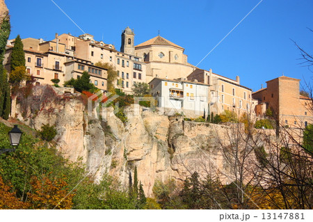 断崖の上に建つクエンカの旧市街 13147881