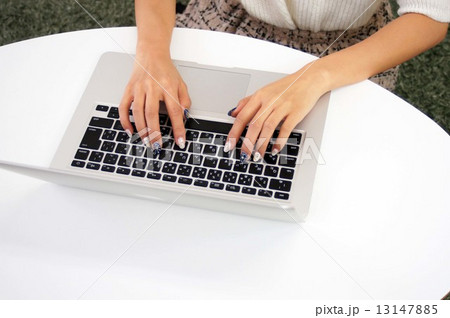 ブラインドタッチをする女性の手 13147885