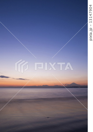 鵠沼海岸と富士山 鵠沼海岸と富士山 13147904