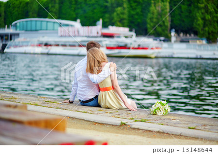 Happy couple on the Seine embankment Happy couple on the Seine embankment 13148644