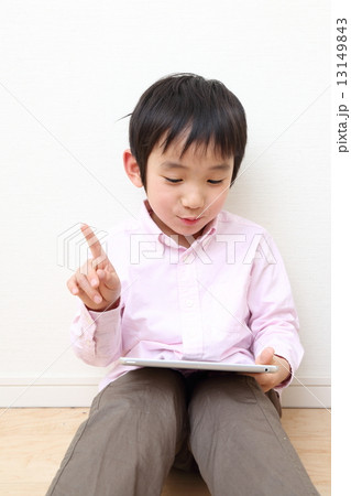 タブレットで遊ぶ男の子 13149843