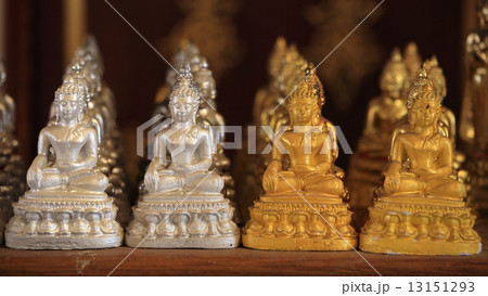 Many gold and silver small Buddha statues Many gold and silver small Buddha statues 13151293
