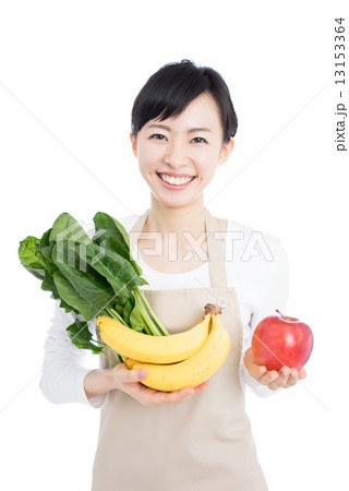 野菜と果物を持った女性 野菜と果物を持った女性 13153364