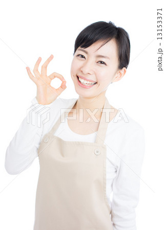 OKのジェスチャーをする女性 OKのジェスチャーをする女性 13153371