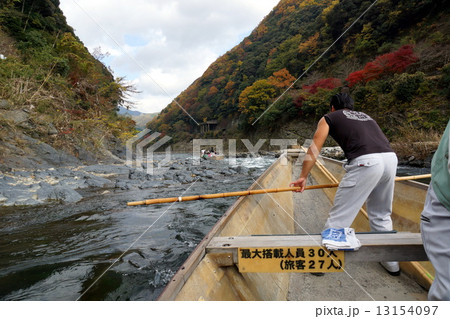秋の紅葉と保津川下りの急流 秋の紅葉と保津川下りの急流 13154097