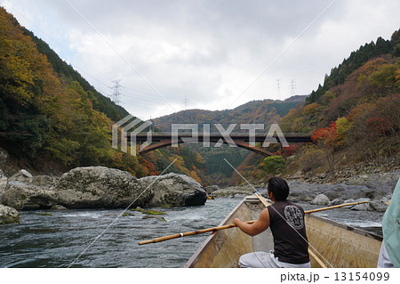秋・紅葉シーズンの保津川下りと鉄橋 秋・紅葉シーズンの保津川下りと鉄橋 13154099