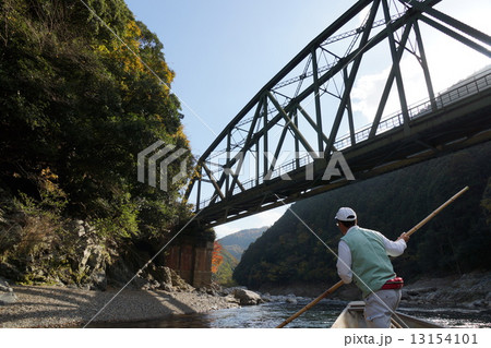 保津川下りと鉄橋 保津川下りと鉄橋 13154101