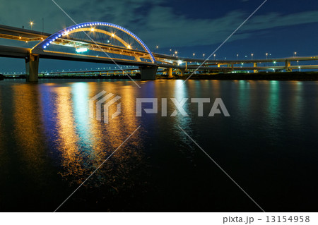 江北ジャンクションの夜景とライトアップの五色桜大橋 13154958