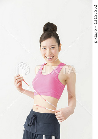 ウエストサイズを計る若い女性　ダイエットイメージ 13155562